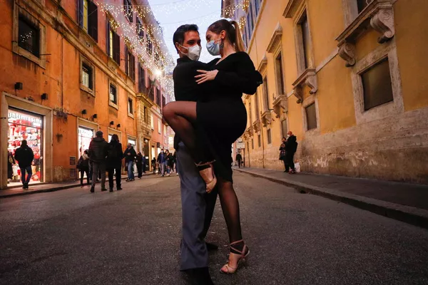 Điệu tango trên đường phố Rome (Ý) trong đêm trước lễ Giáng sinh Điệu tango trên đường phố Rome (Ý) trong đêm trước lễ Giáng sinh - Sputnik Việt Nam