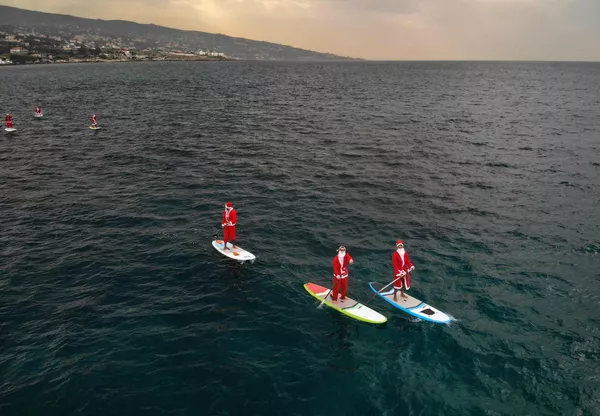 Người mặc trang phục Ông già Noel lướt sóng gần Batrun, Lebanon Người mặc trang phục Ông già Noel lướt sóng gần Batrun, Lebanon - Sputnik Việt Nam