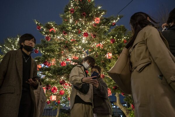 Cặp đôi chụp ảnh với cây thông Noel ở Tokyo - Sputnik Việt Nam