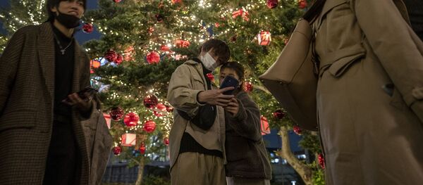 Cặp đôi chụp ảnh với cây thông Noel ở Tokyo Cặp đôi chụp ảnh với cây thông Noel ở Tokyo - Sputnik Việt Nam