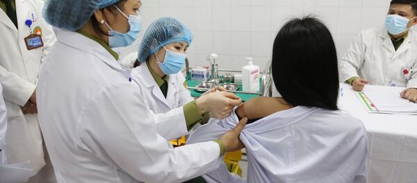 Tiêm mũi vaccine đầu tiên ngừa COVID-19 Nano Covax nhóm liều 50mcg cho tình nguyện viên nữ - Sputnik Việt Nam