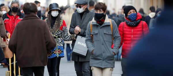 Người qua đường đeo mặt nạ trên đường phố Rome Người qua đường đeo mặt nạ trên đường phố Rome - Sputnik Việt Nam