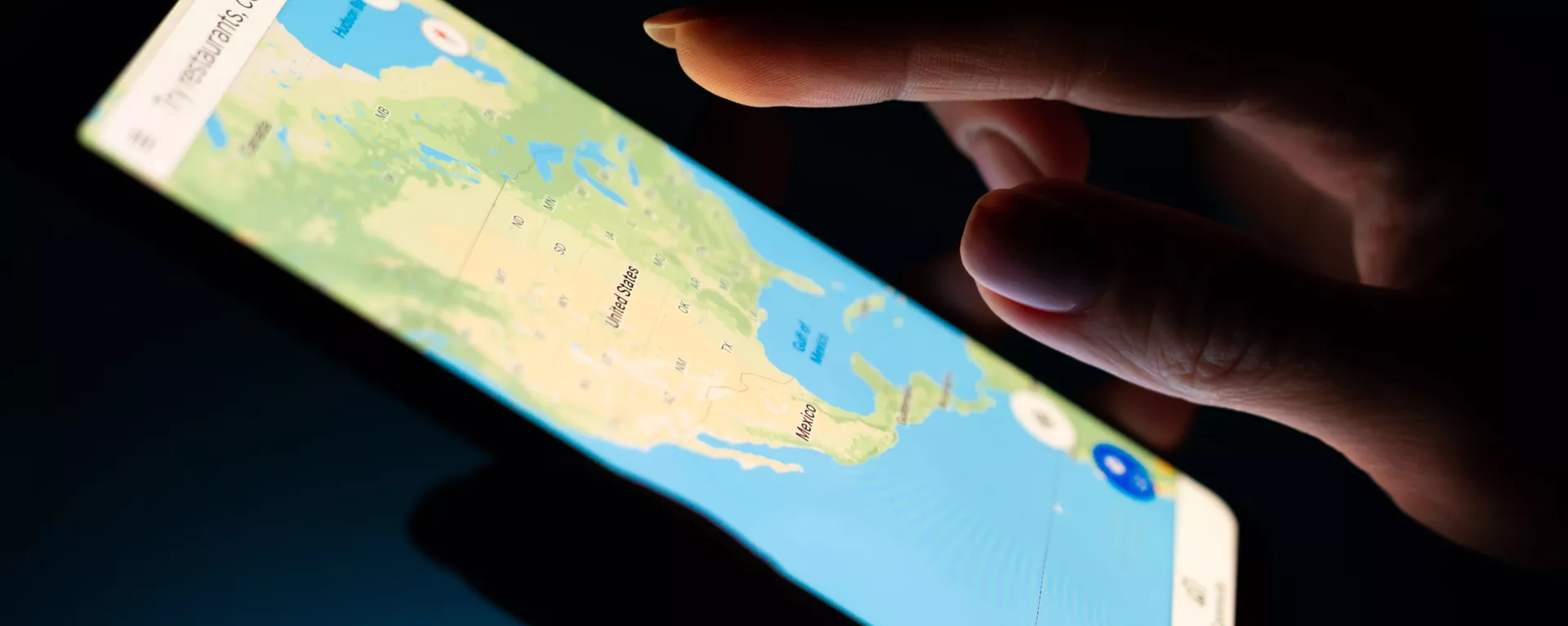 Bản đồ Hoa Kỳ trong ứng dụng Google Maps mở trên màn hình điện thoại thông minh. - Sputnik Việt Nam, 1920, 16.02.2021