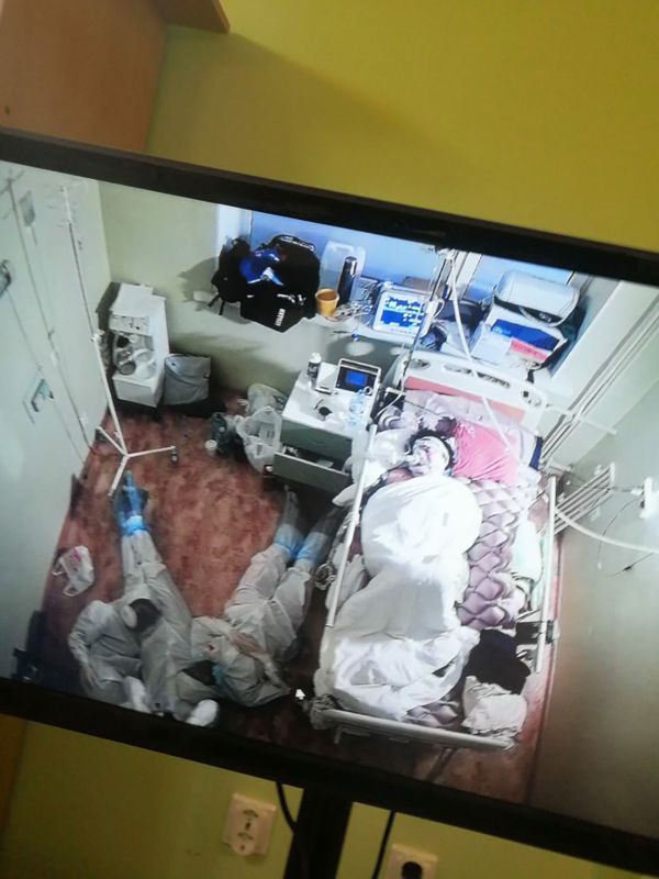 Trong một bệnh viện ở Nga, bác sĩ đã ngủ gục trên sàn nhà, cạnh giường bệnh nhân nhiễm COVID-19 - Sputnik Việt Nam