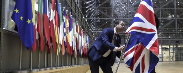 Nhân viên bộ phận nghị định gỡ bỏ cờ Vương quốc Anh khỏi tòa nhà Châu Âu ở Brussels. Nhân viên bộ phận nghị định gỡ bỏ cờ Vương quốc Anh khỏi tòa nhà Châu Âu ở Brussels. - Sputnik Việt Nam