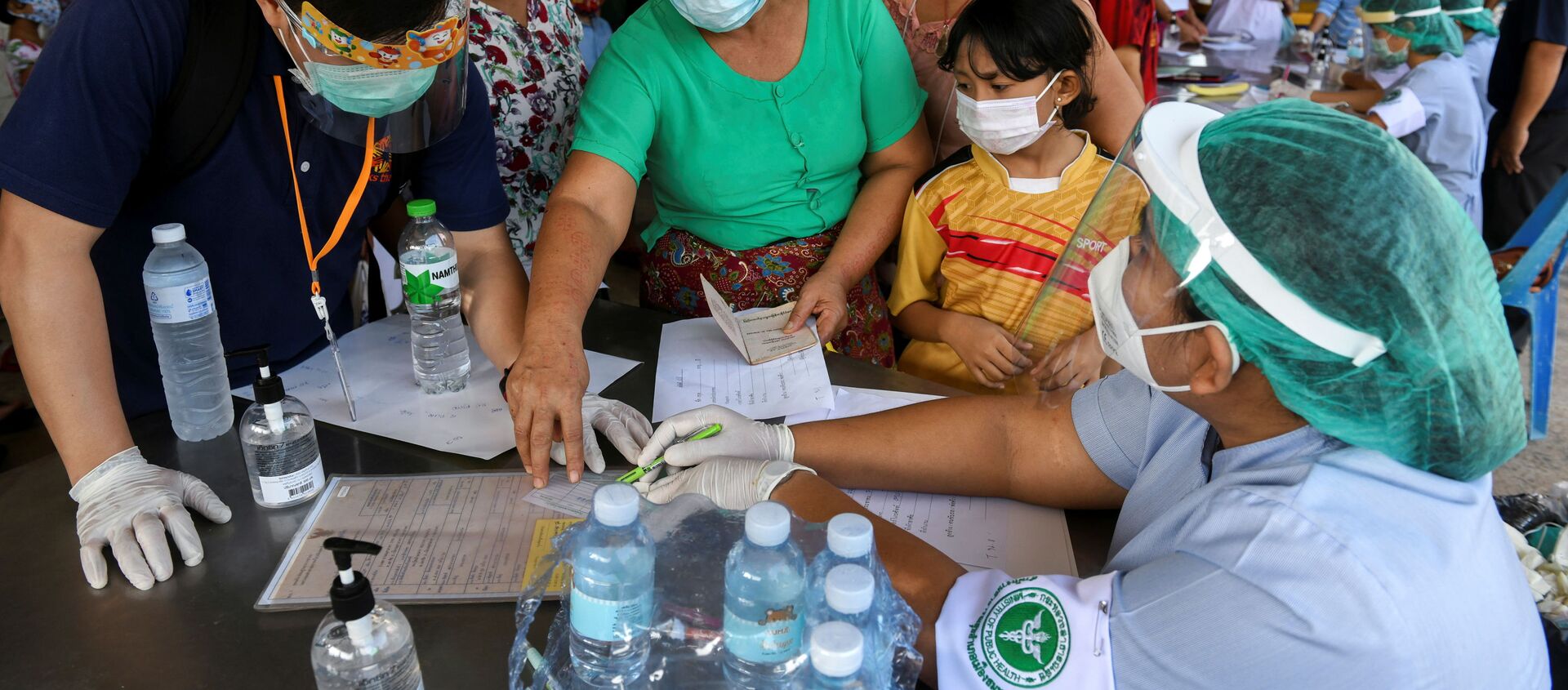 Công nhân đang được kiểm tra về coronavirus ở Thái Lan. - Sputnik Việt Nam, 1920, 30.12.2020