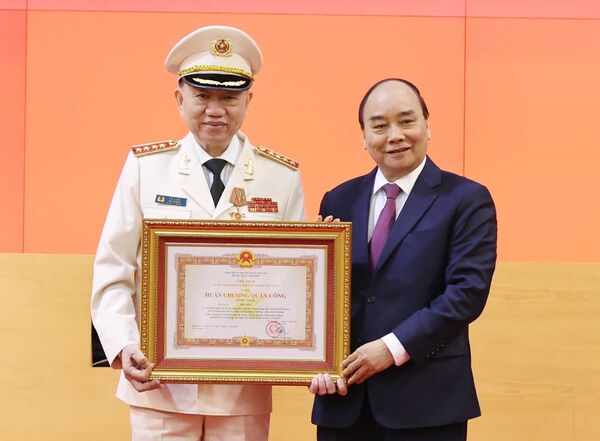 Thủ tướng Nguyễn Xuân Phúc: Lực lượng Công an nhân dân là chủ công trong phòng, chống tham nhũng Thủ tướng Nguyễn Xuân Phúc: Lực lượng Công an nhân dân là chủ công trong phòng, chống tham nhũng - Sputnik Việt Nam