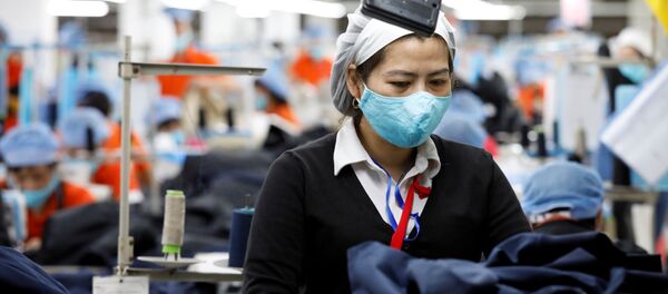 Nữ công nhân ở nhà máy Hùng Việt, Việt Nam. - Sputnik Việt Nam