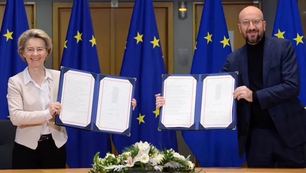 Chủ tịch Ủy ban châu Âu Ursula von der Leyen và Chủ tịch Hội đồng châu Âu Charles Michel Shaw ký thỏa thuận thương mại về Brexit.