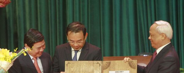 Ông Uông Chu Lưu, Phó Chủ tịch Quốc trao Nghị quyết của Ủy ban Thường vụ Quốc hội về việc sắp xếp các đơn vị hành chính và thành lập thành phố Thủ Đức trực thuộc Thành phồ Hồ Chí Minh tại lễ công bố.  - Sputnik Việt Nam