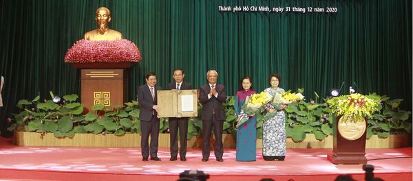 Trao Nghị quyết của Ủy ban Thường vụ Quốc hội về việc sắp xếp các đơn vị hành chính và thành lập Thành phố Thủ Đức trực thuộc Thành phồ Hồ Chí Minh tại lễ công bố. - Sputnik Việt Nam