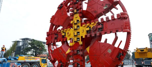 Khiên đào với họa tiết cờ đỏ sao vàng nổi bật, có đường kính 6,55m, nặng 63,3 tấn. Khiên đào với họa tiết cờ đỏ sao vàng nổi bật, có đường kính 6,55m, nặng 63,3 tấn. - Sputnik Việt Nam