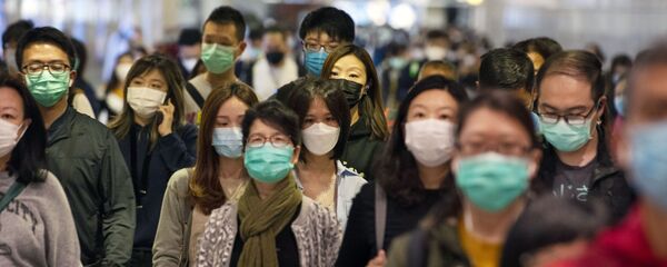 Hành khách đeo khẩu trang y tế tại lối đi tàu điện ngầm Hong Kong - Sputnik Việt Nam