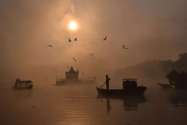 Người đi thuyền trên dòng sông sương mù ở Ấn Độ Người đi thuyền trên dòng sông sương mù ở Ấn Độ - Sputnik Việt Nam