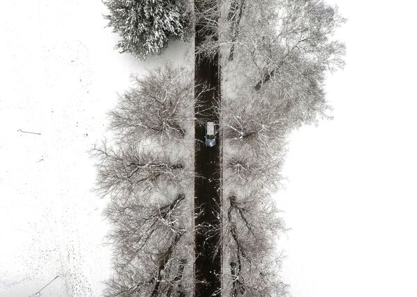 Xe cộ trên đường khi tuyết rơi ở Anh - Sputnik Việt Nam