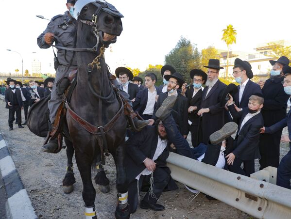 Cảnh sát cưỡi ngựa trong lúc có biểu tình ở Israel - Sputnik Việt Nam