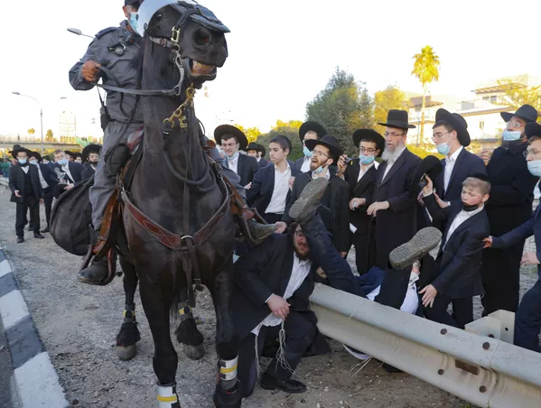 Cảnh sát cưỡi ngựa trong lúc có biểu tình ở Israel Cảnh sát cưỡi ngựa trong lúc có biểu tình ở Israel - Sputnik Việt Nam