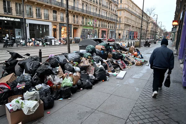 Khách bộ hành đi ngang qua đống rác trên đường phố Marseille Khách bộ hành đi ngang qua đống rác trên đường phố Marseille - Sputnik Việt Nam