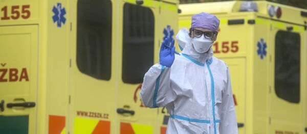 Một nhân viên y tế trong quá trình đưa bệnh nhân Covid-19 đến bệnh viện lớn nhất của Séc ở quận Motol của Praha - Sputnik Việt Nam