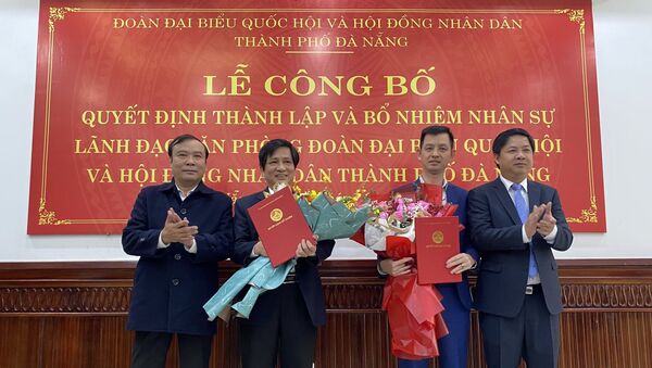 Ông Trần Văn Hấn, Chánh Văn phòng Đoàn đại biểu Quốc hội và Hội đồng nhân dân thành phố (thứ 2 từ trái sang) và ông Nguyễn Thế Tuân, Phó Chánh Văn phòng Đoàn đại biểu Quốc hội và Hội đồng nhân dân thành phố Đà Nẵng (thứ 3 từ trái sang) nhận Quyết định bổ nhiệm.  - Sputnik Việt Nam