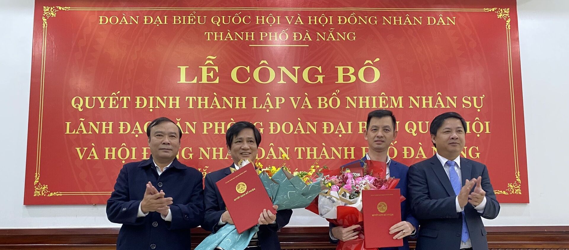 Ông Trần Văn Hấn, Chánh Văn phòng Đoàn đại biểu Quốc hội và Hội đồng nhân dân thành phố (thứ 2 từ trái sang) và ông Nguyễn Thế Tuân, Phó Chánh Văn phòng Đoàn đại biểu Quốc hội và Hội đồng nhân dân thành phố Đà Nẵng (thứ 3 từ trái sang) nhận Quyết định bổ nhiệm.  - Sputnik Việt Nam, 1920, 04.01.2021