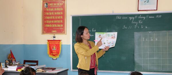 Sau hơn 1 tháng triển khai Chương trình giáo dục phổ thông mới, các giáo viên ở tỉnh biên giới Lai Châu, đặc biệt giáo viên vùng dân tộc thiểu số đều khẳng định nội dung của chương trình sách giáo khoa mới nặng kiến thức so với năng lực của học sinh lớp 1. - Sputnik Việt Nam