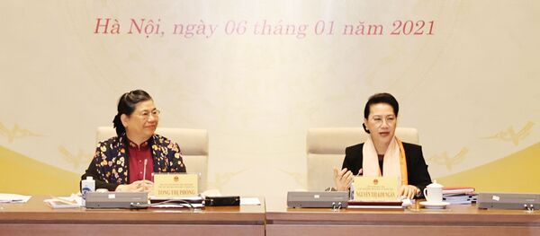 Chủ tịch Quốc hội Nguyễn Thị Kim Ngân và Phó Chủ tịch Thường trực Quốc hội Tòng Thị Phóng chủ trì phiên họp - Sputnik Việt Nam