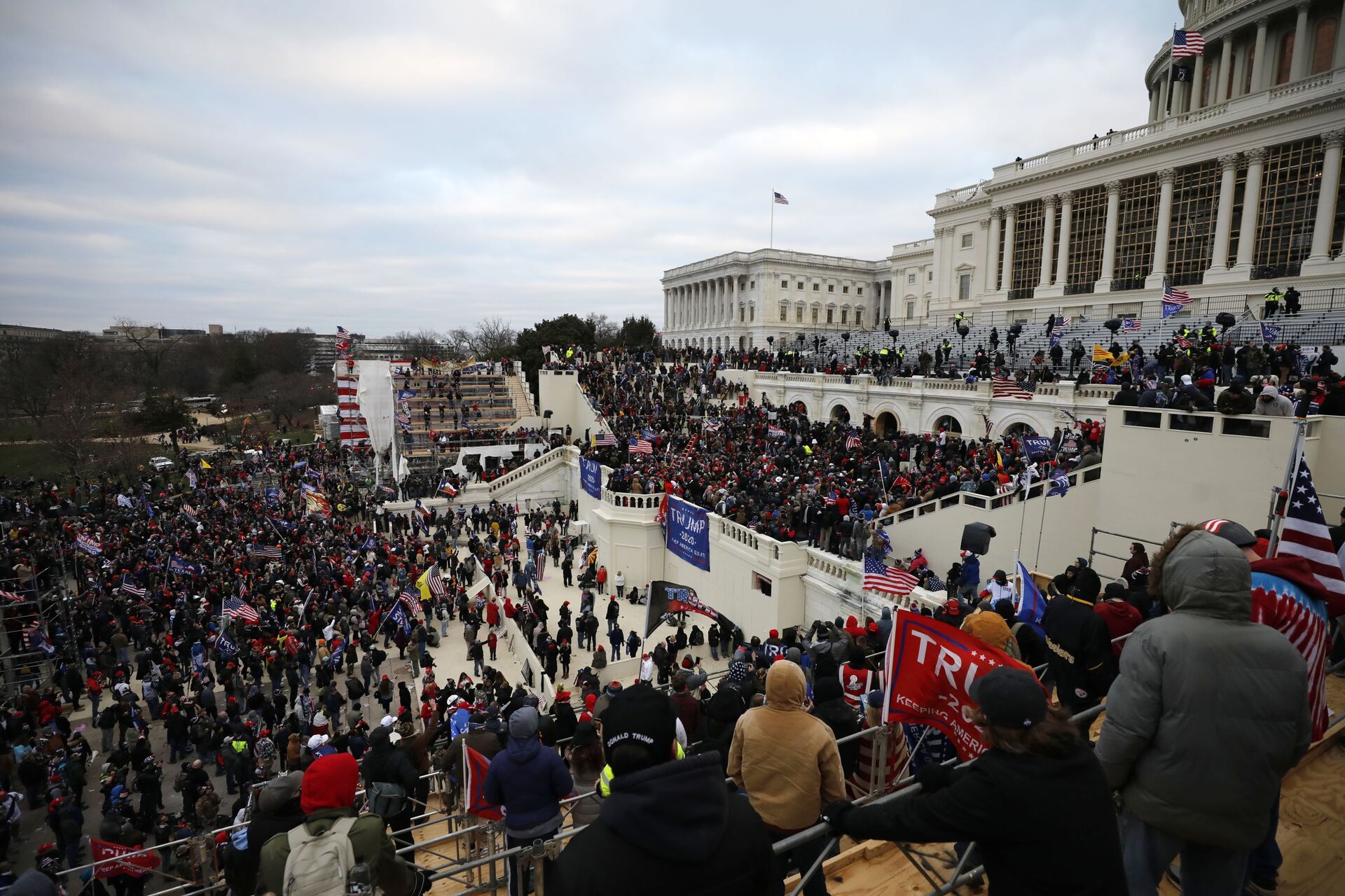 Người biểu tình ủng hộ đương kim Tổng thống Mỹ Donald Trump trước tòa nhà Quốc hội ở Washington - Sputnik Việt Nam, 1920, 31.10.2021