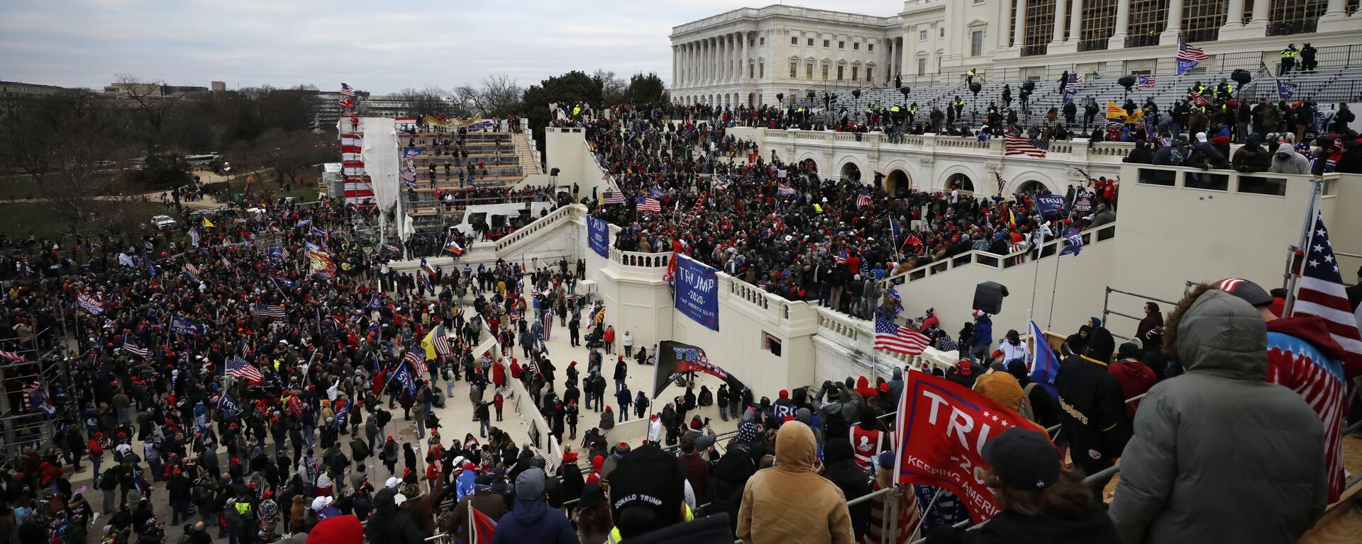 Người biểu tình ủng hộ đương kim Tổng thống Mỹ Donald Trump trước tòa nhà Quốc hội ở Washington - Sputnik Việt Nam, 1920, 20.07.2021