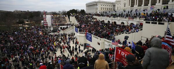 Người biểu tình ủng hộ đương kim Tổng thống Mỹ Donald Trump trước tòa nhà Quốc hội ở Washington - Sputnik Việt Nam