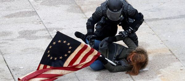 Cảnh sát bắt giữ một người biểu tình bên ngoài Quốc hội ở Washington DC - Sputnik Việt Nam