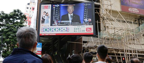 Ảnh Joe Biden trên màn hình ở Hồng Kông. Ảnh Joe Biden trên màn hình ở Hồng Kông. - Sputnik Việt Nam