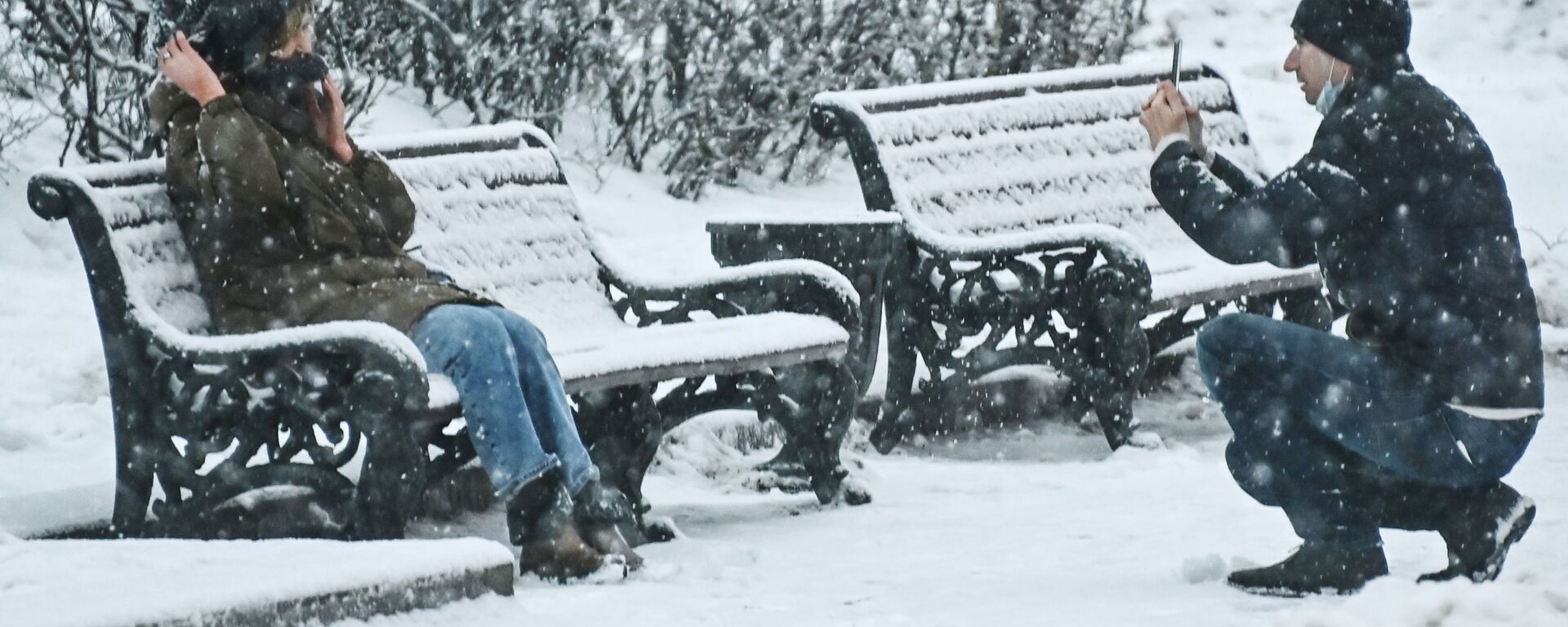 Cô gái chụp ảnh trên Đại lộ Tverskoy ở Moskva. - Sputnik Việt Nam, 1920, 20.11.2021