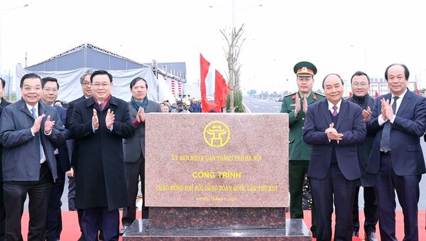 Thủ tướng Nguyễn Xuân Phúc và lãnh đạo TP Hà Nội thực hiện nghi thức gắn biển Công trình chào mừng Đại hội Đảng toàn quốc lần thứ XIII. - Sputnik Việt Nam