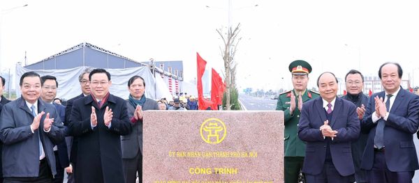 Thủ tướng Nguyễn Xuân Phúc và lãnh đạo TP Hà Nội thực hiện nghi thức gắn biển Công trình chào mừng Đại hội Đảng toàn quốc lần thứ XIII. - Sputnik Việt Nam