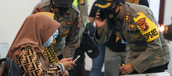 Thân nhân của các hành khách trên chiếc Sriwijaya Air SJY182 mất tích đang chờ tin tức tại sân bay Supadio ở Pontianak, Indonesia - Sputnik Việt Nam