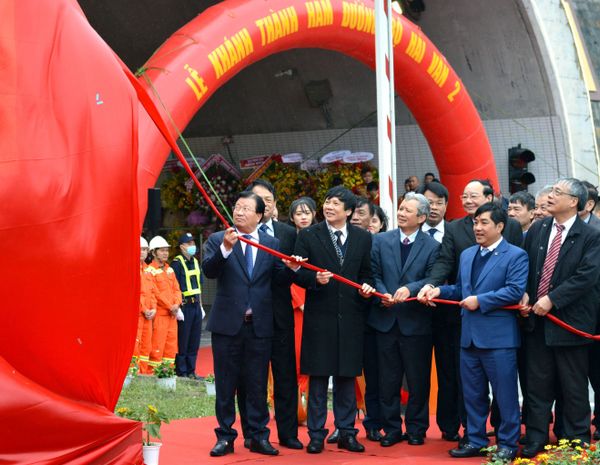 Phó Thủ tướng Trịnh Đình Dũng cắt băng khánh thành hầm Hải Vân 2 Phó Thủ tướng Trịnh Đình Dũng cắt băng khánh thành hầm Hải Vân 2 - Sputnik Việt Nam