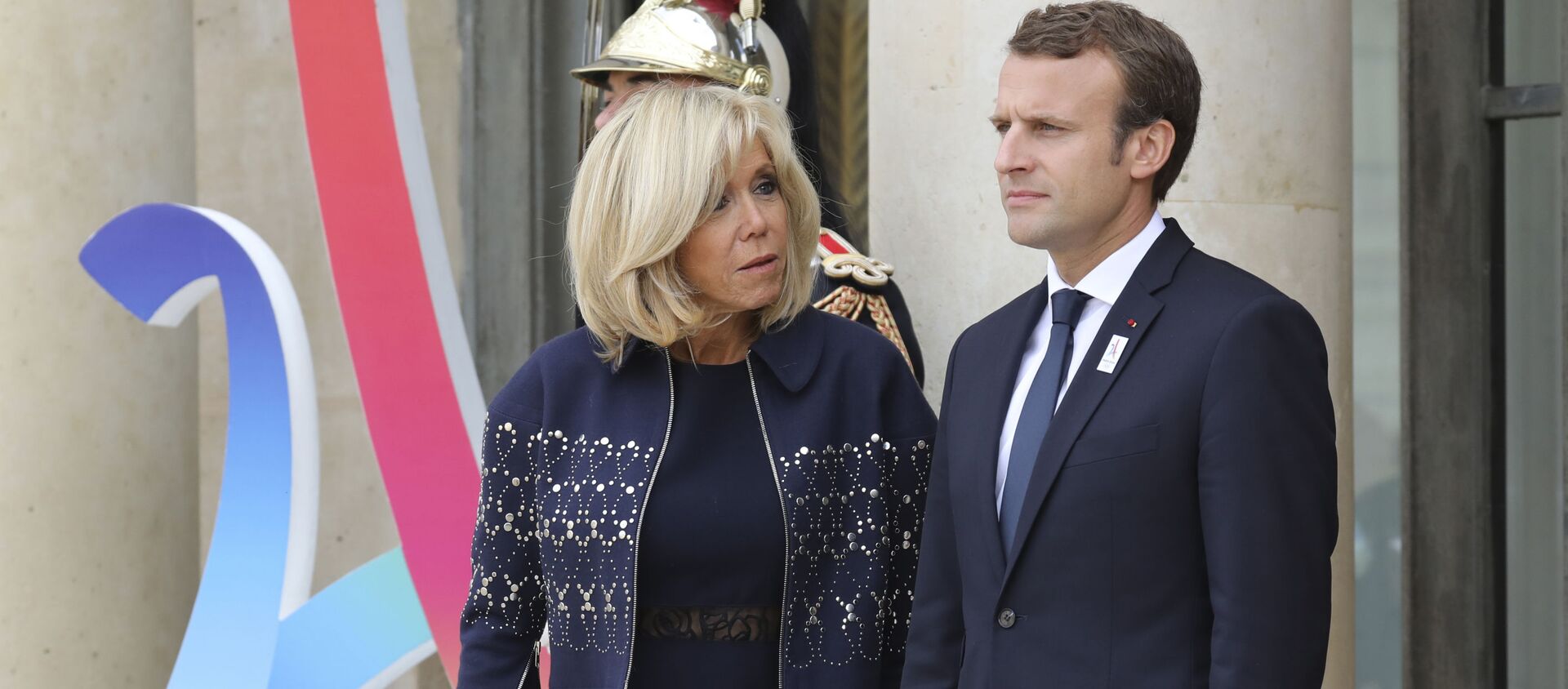 Tổng thống Pháp Emmanuel Macron và phu nhân Brigitte tại Điện Elysee - Sputnik Việt Nam, 1920, 12.01.2021