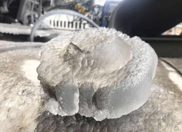 Hàng chục xe tải bị kẹt và trượt bánh trên quốc lộ 4D vì băng tuyết - Sputnik Việt Nam