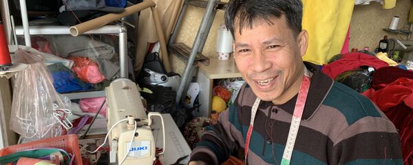 Anh Nguyễn Văn Cẩn và cửa hàng may áo dài nhỏ của mình - Sputnik Việt Nam