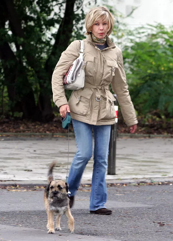 Nhà báo và vợ của Thủ tướng Liên bang Đức Gerhard Schroeder Doris Schroeder-Köpf với chú chó của mình ở Hannover, 2005 Nhà báo và vợ của Thủ tướng Liên bang Đức Gerhard Schroeder Doris Schroeder-Köpf với chú chó của mình ở Hannover, 2005 - Sputnik Việt Nam