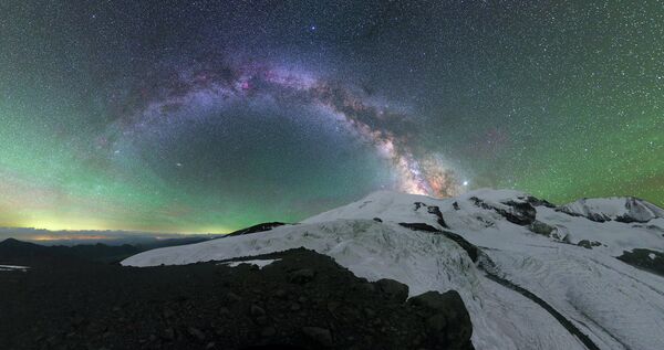 Mikhail Reva. Bầu không khí rực rỡ trên núi Elbrus. Cộng hòa Kabardino-Balkar. Năm 2020 - Sputnik Việt Nam