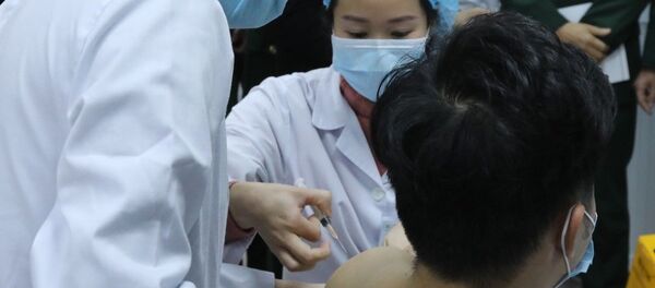 Đây là 3 trong số 60 tình nguyện viên đủ tiêu chuẩn tiêm thử nghiệm vaccine Nano Covax ngừa COVID-19 được tiêm những mũi vaccine đầu tiên. Mục tiêu của giai đoạn 1 thử nghiệm lâm sàng là để đánh giá mức độ an toàn của vaccine, chưa đặt vấn đề tính sinh miễn dịch của loại vaccine COVID-19 này.  - Sputnik Việt Nam