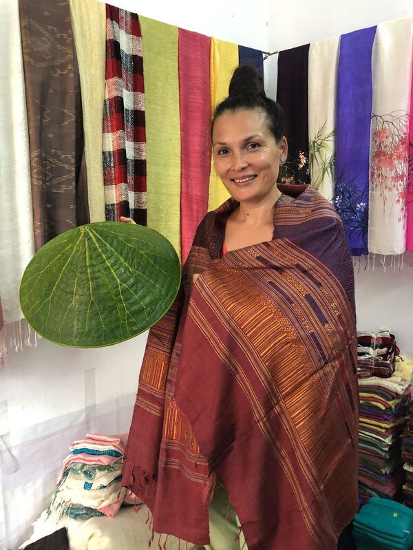 Nghệ nhân Phan Thị Thuận và duyên với sợi tơ sen - Sputnik Việt Nam