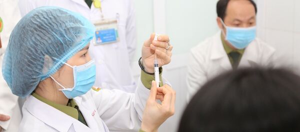 Bác sĩ chuẩn bị tiêm mũi vaccine ngừa COVID-19 Nano Covax nhóm liều 50mcg cho tình nguyện viên. - Sputnik Việt Nam