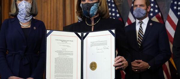 Chủ tịch Hạ viện Nancy Pelosi trong buổi trình bày thỏa thuận  đã ký về việc luận tội Tổng thống Mỹ Donald Trump - Sputnik Việt Nam