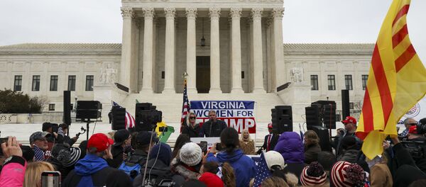 Người biểu tình ủng hộ đương kim Tổng thống Mỹ Donald Trump trước tòa nhà Quốc hội ở Washington - Sputnik Việt Nam