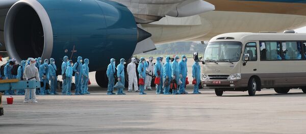 Các cơ quan chức năng phối hợp với Hãng hàng không quốc gia Việt nam thực hiện chuyến bay đặc biệt đón công dân Việt Nam từ Guinea Xích đạo về nước. - Sputnik Việt Nam