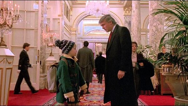 Macaulay Culkin và Donald Trump trong phim Home alone 2. - Sputnik Việt Nam