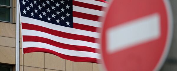 Quốc kỳ Mỹ trên nền biển chỉ đường. Quốc kỳ Mỹ trên nền biển chỉ đường. - Sputnik Việt Nam